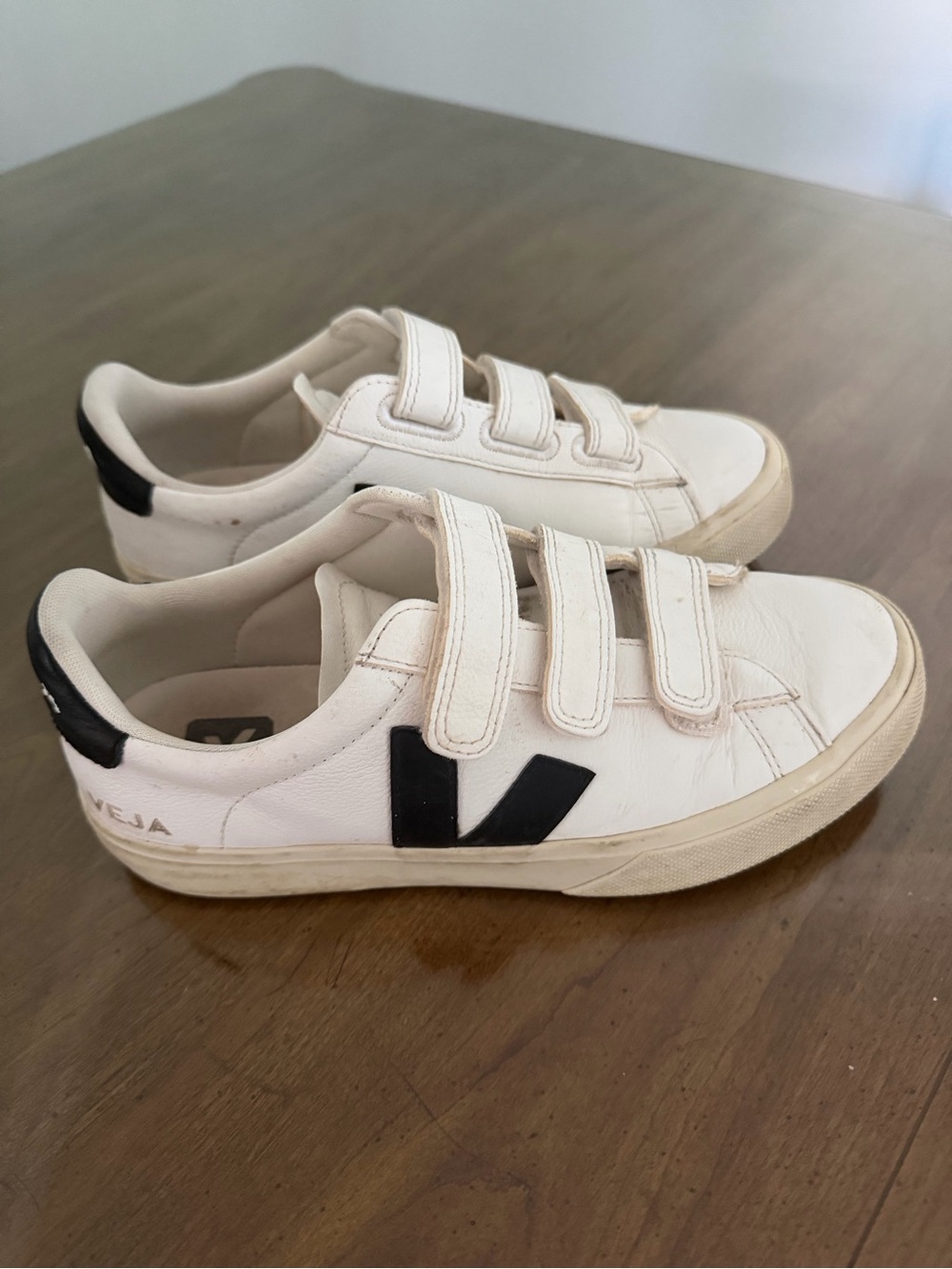 VEJA Recife Leather Low-Top Sneakers